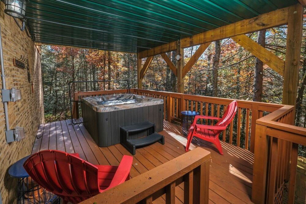 Premier cabin / Sleeps 12+ / Arts and Crafts Community / Hot Tub