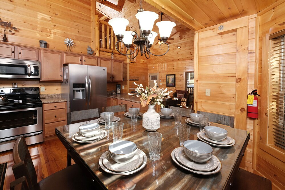 Premier cabin / Sleeps 12+ / Arts and Crafts Community / Hot Tub