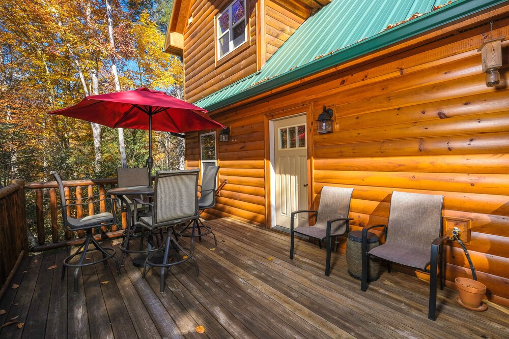 Premier cabin / Sleeps 12+ / Arts and Crafts Community / Hot Tub