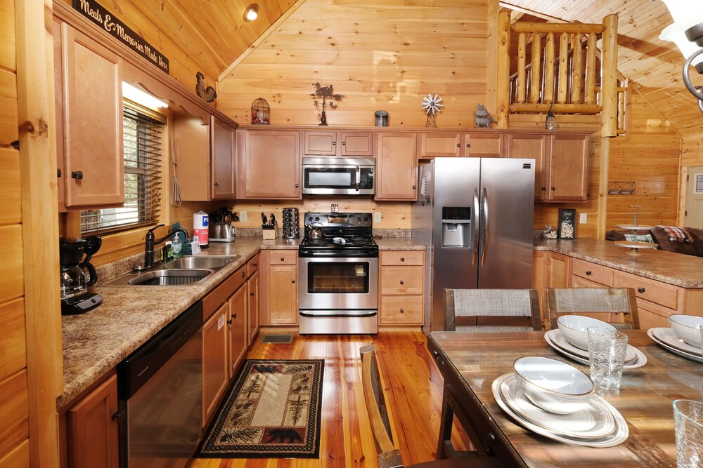 Premier cabin / Sleeps 12+ / Arts and Crafts Community / Hot Tub