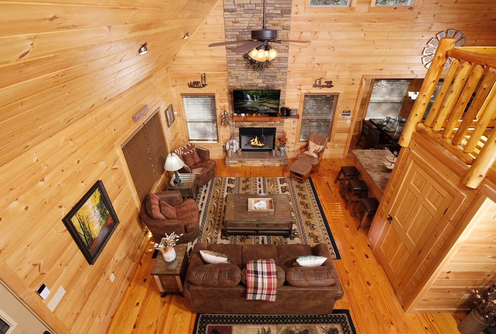 Premier cabin / Sleeps 12+ / Arts and Crafts Community / Hot Tub