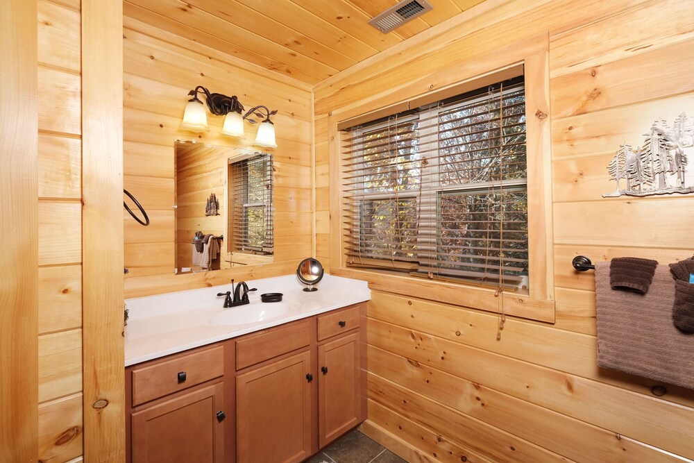 Premier cabin / Sleeps 12+ / Arts and Crafts Community / Hot Tub