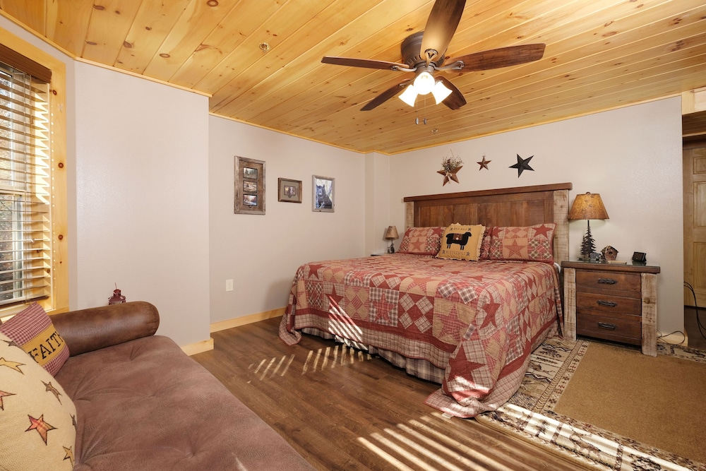 Premier cabin / Sleeps 12+ / Arts and Crafts Community / Hot Tub