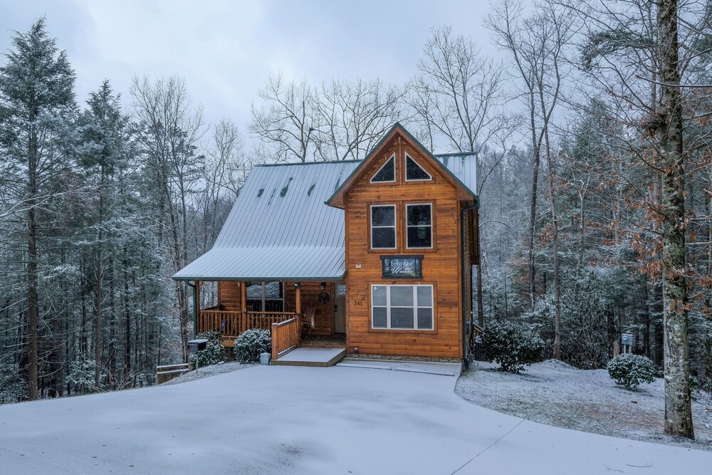 Premier cabin / Sleeps 12+ / Arts and Crafts Community / Hot Tub