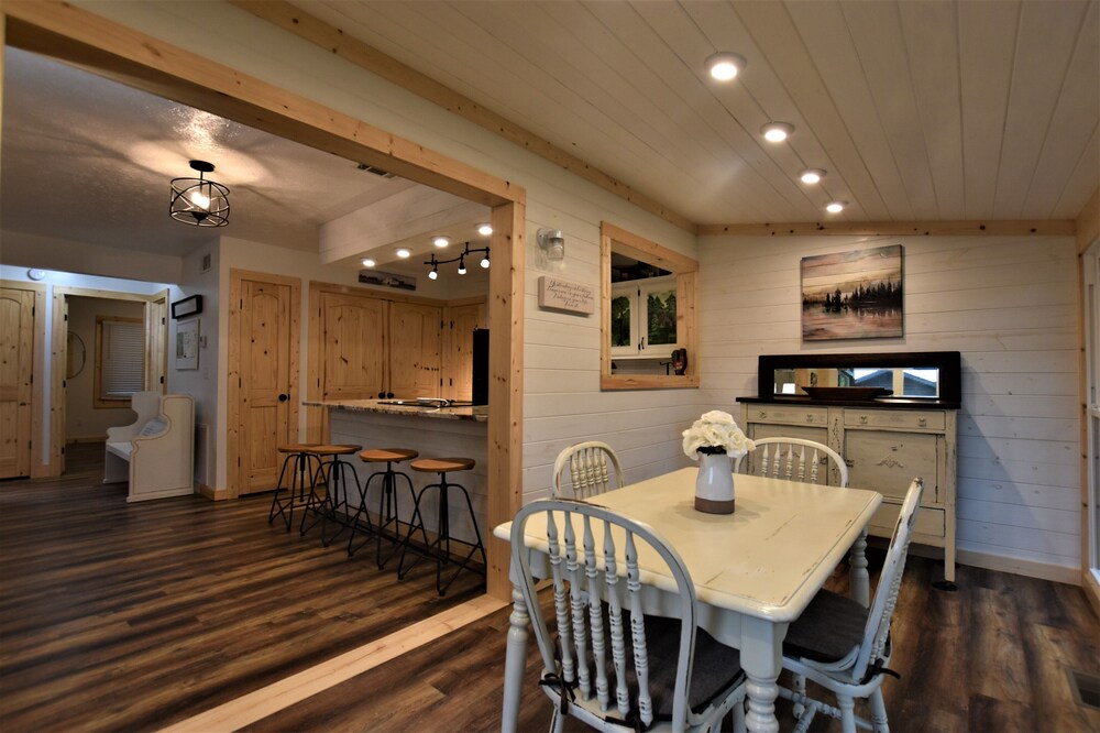 Black Bear Chalet 2BR / 2BA - Rustic Comfy Condo Near Downtown Helen