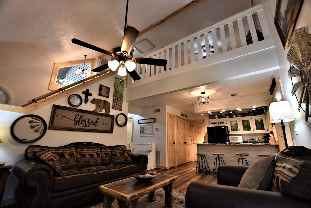 Black Bear Chalet 2BR / 2BA - Rustic Comfy Condo Near Downtown Helen