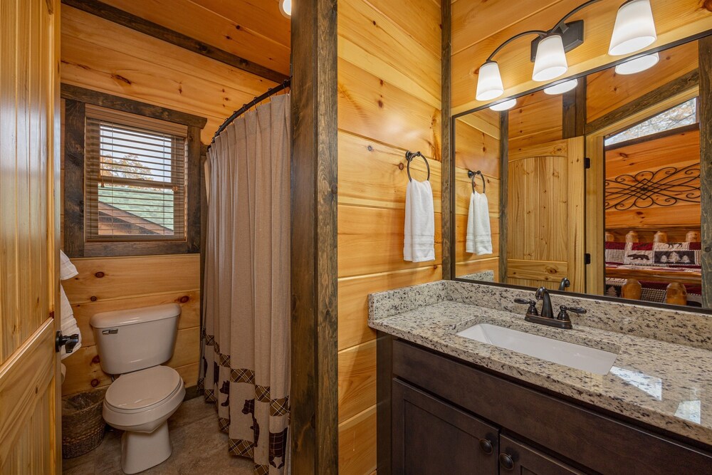 Stunning Luxury Cabin!!! Minutes to Downtown Gatlinburg!!! Easy Access!!!