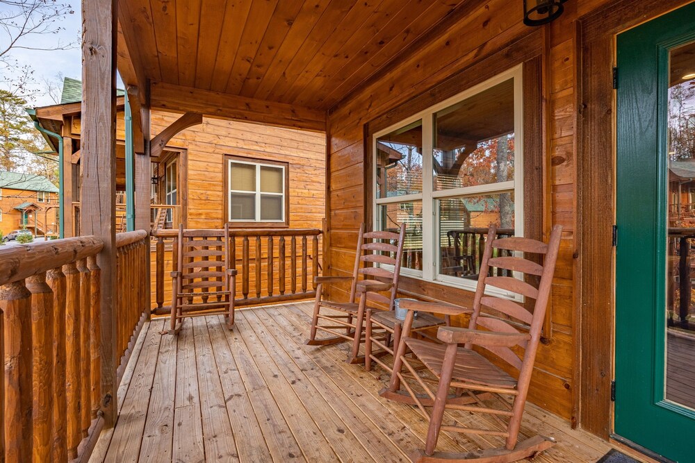 Stunning Luxury Cabin!!! Minutes to Downtown Gatlinburg!!! Easy Access!!!