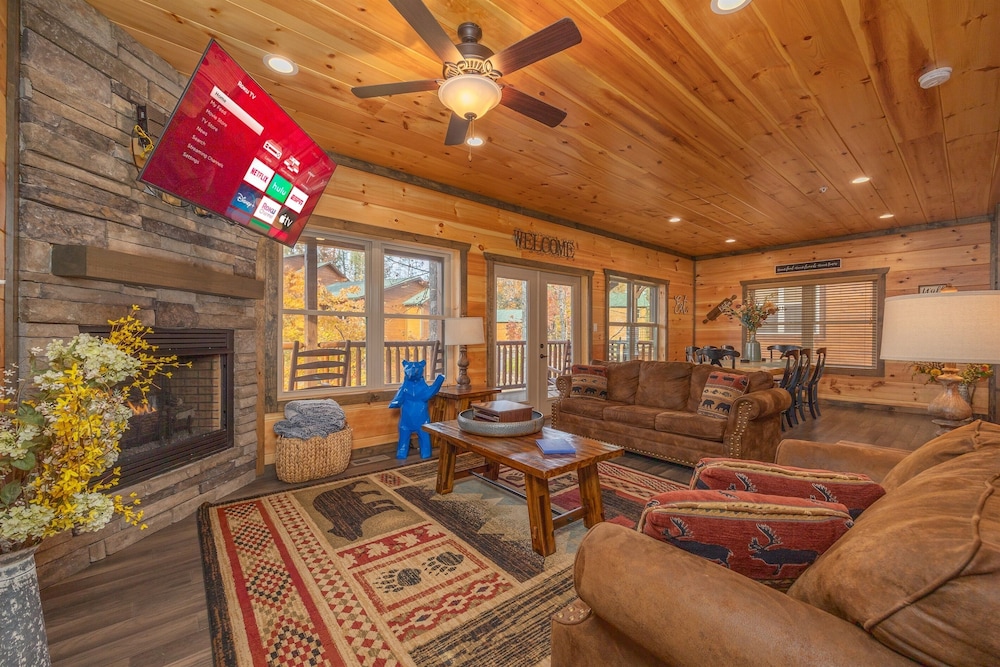 Stunning Luxury Cabin!!! Minutes to Downtown Gatlinburg!!! Easy Access!!!