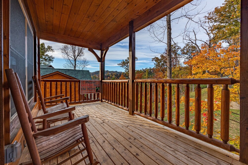 Stunning Luxury Cabin!!! Minutes to Downtown Gatlinburg!!! Easy Access!!!