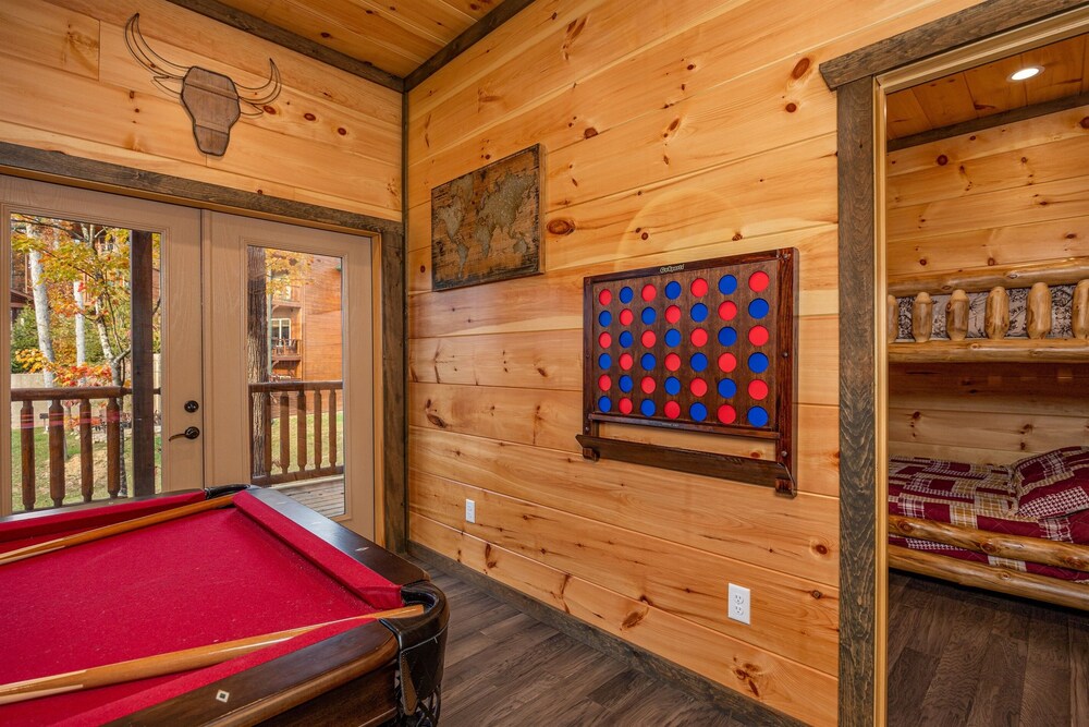 Stunning Luxury Cabin!!! Minutes to Downtown Gatlinburg!!! Easy Access!!!