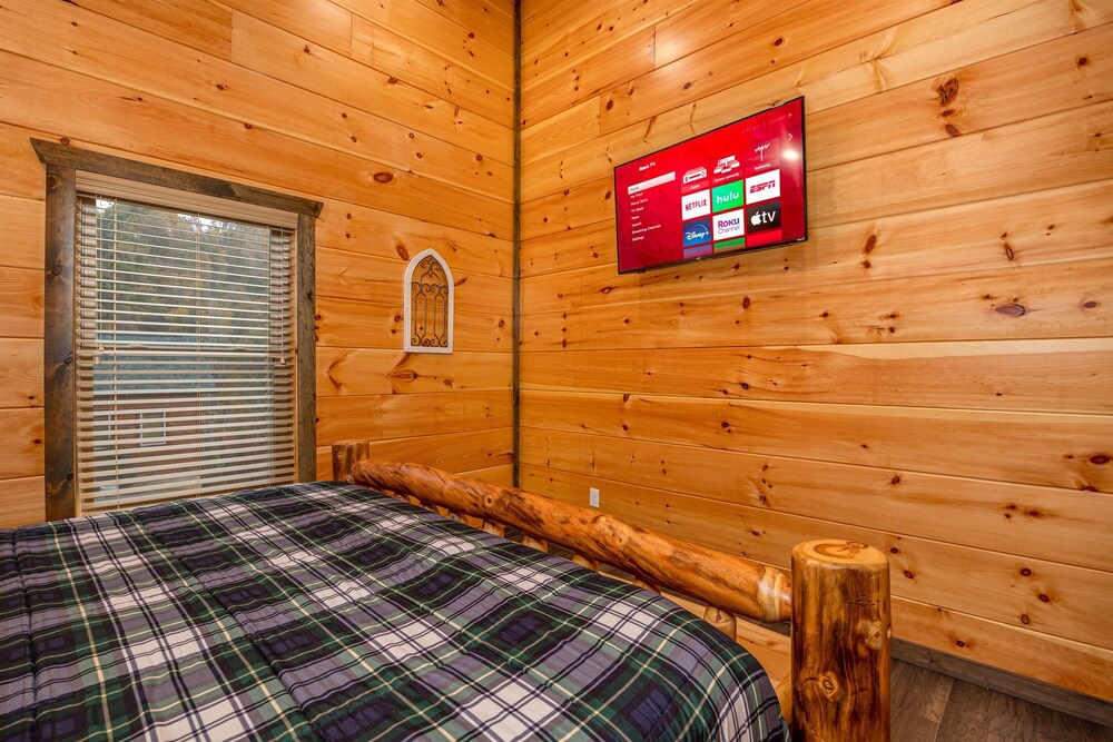 Stunning Luxury Cabin!!! Minutes to Downtown Gatlinburg!!! Easy Access!!!