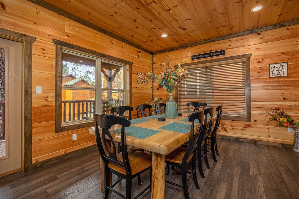 Stunning Luxury Cabin!!! Minutes to Downtown Gatlinburg!!! Easy Access!!!