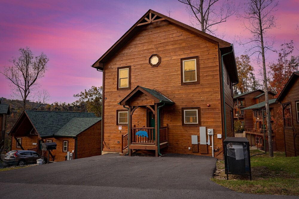 Stunning Luxury Cabin!!! Minutes to Downtown Gatlinburg!!! Easy Access!!!