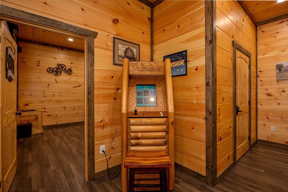 Stunning Luxury Cabin!!! Minutes to Downtown Gatlinburg!!! Easy Access!!!