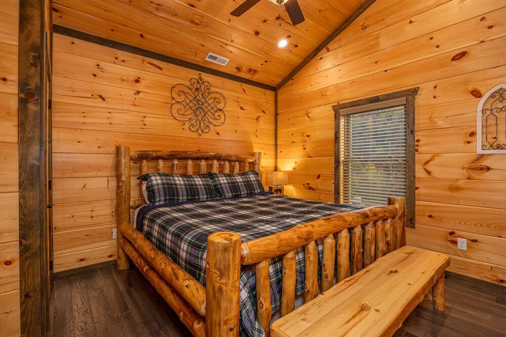 Stunning Luxury Cabin!!! Minutes to Downtown Gatlinburg!!! Easy Access!!!