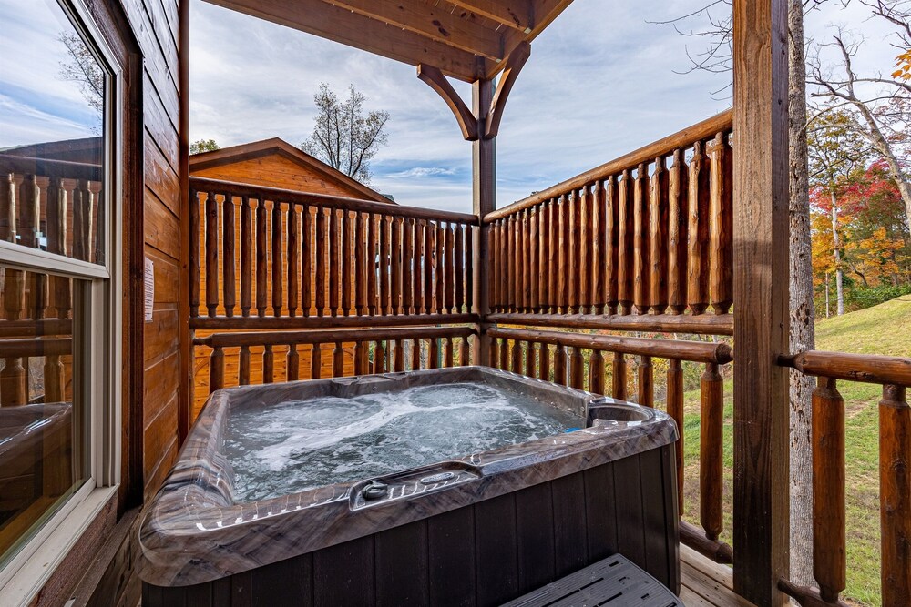 Stunning Luxury Cabin!!! Minutes to Downtown Gatlinburg!!! Easy Access!!!