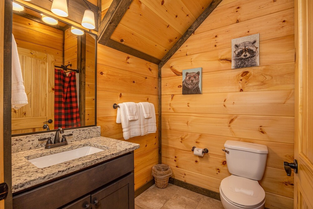 Stunning Luxury Cabin!!! Minutes to Downtown Gatlinburg!!! Easy Access!!!