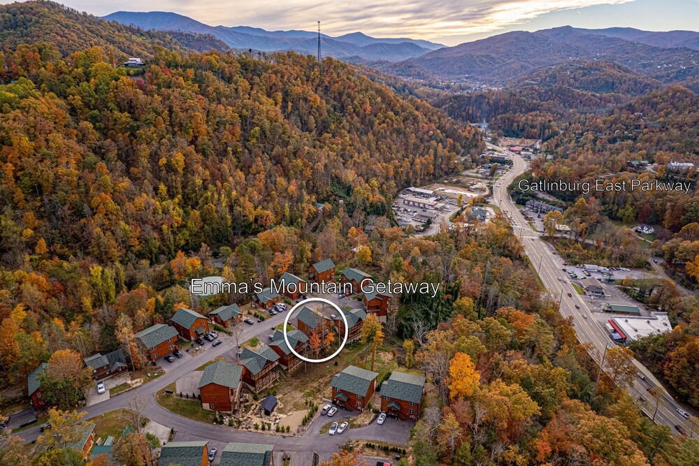 Stunning Luxury Cabin!!! Minutes to Downtown Gatlinburg!!! Easy Access!!!