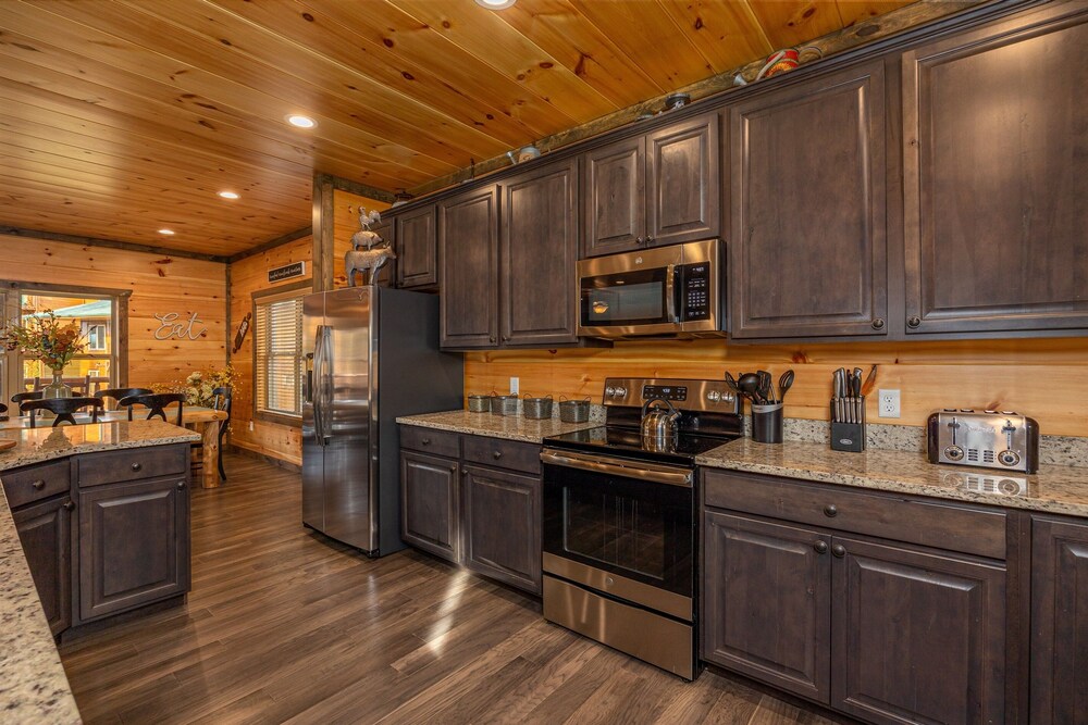 Stunning Luxury Cabin!!! Minutes to Downtown Gatlinburg!!! Easy Access!!!