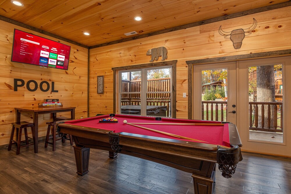 Stunning Luxury Cabin!!! Minutes to Downtown Gatlinburg!!! Easy Access!!!