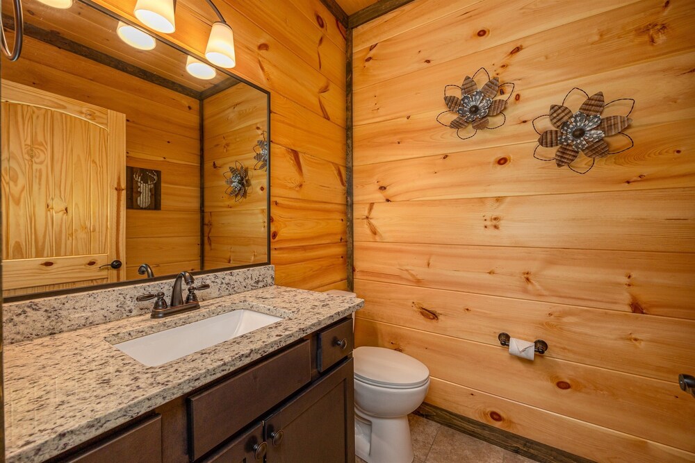 Stunning Luxury Cabin!!! Minutes to Downtown Gatlinburg!!! Easy Access!!!