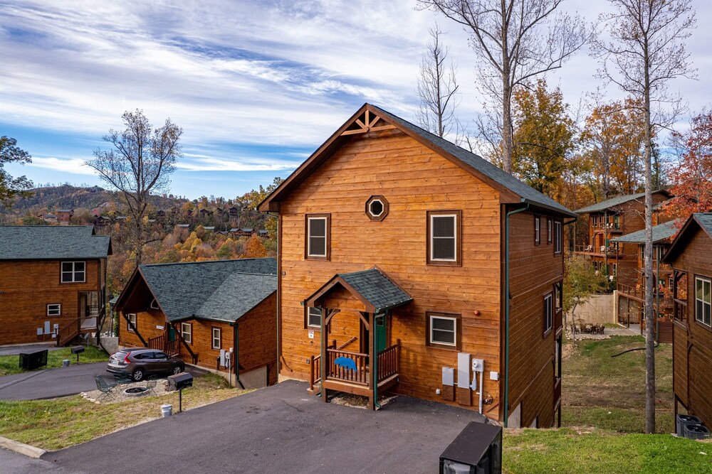 Stunning Luxury Cabin!!! Minutes to Downtown Gatlinburg!!! Easy Access!!!