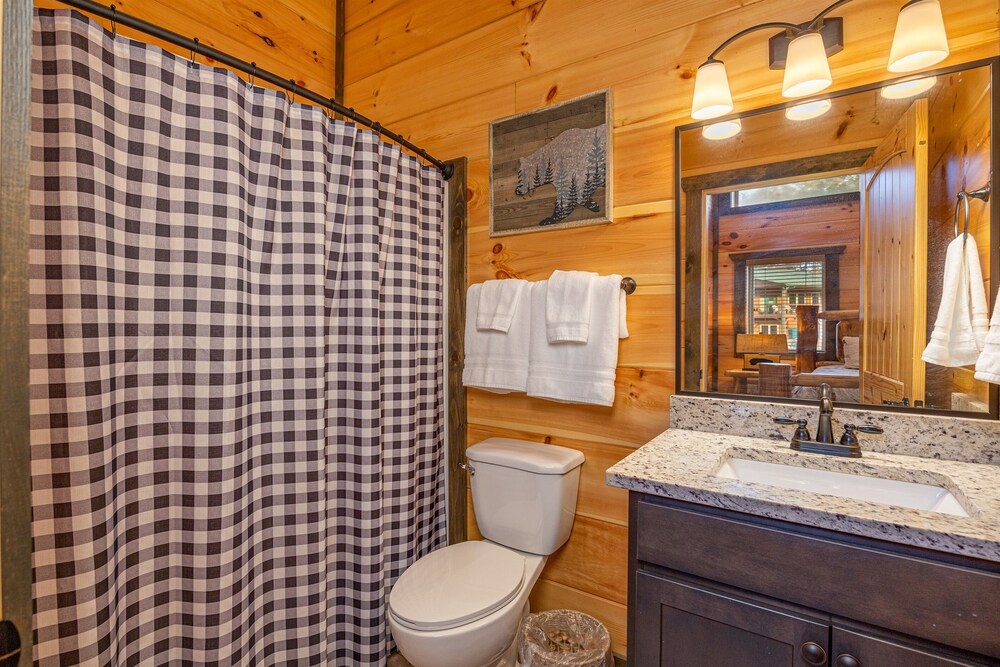 Stunning Luxury Cabin!!! Minutes to Downtown Gatlinburg!!! Easy Access!!!