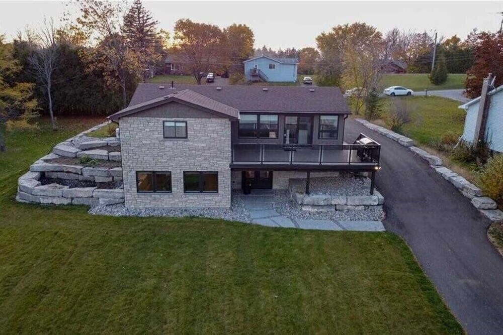 Family friendly Waterfront Cottage on Chemong Lake with PRIVATE BOAT