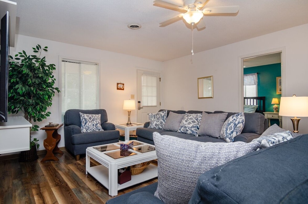 Charming pet friendly cottage near the pier! Kure Beach Vrbo