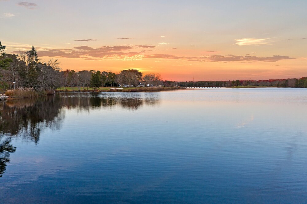 Best of Both Worlds_Lakefront Getaway... 7 Miles from Long Beach Island