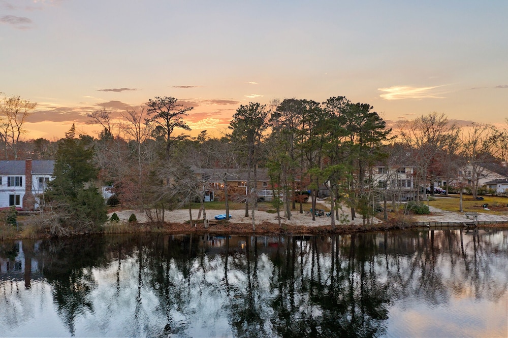 Best of Both Worlds_Lakefront Getaway... 7 Miles from Long Beach Island