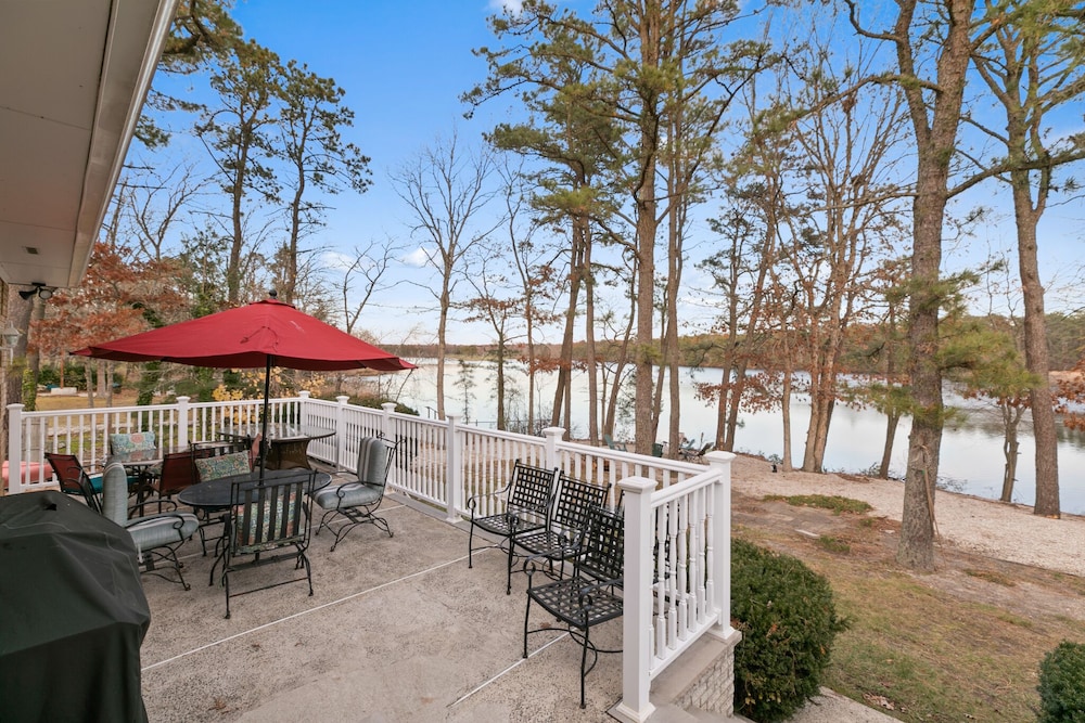 Balcony, Best of Both Worlds_Lakefront Getaway... 7 Miles from Long Beach Island