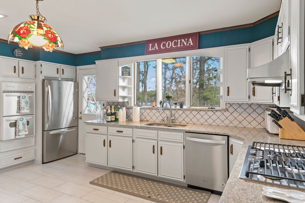 Private kitchen, Best of Both Worlds_Lakefront Getaway... 7 Miles from Long Beach Island