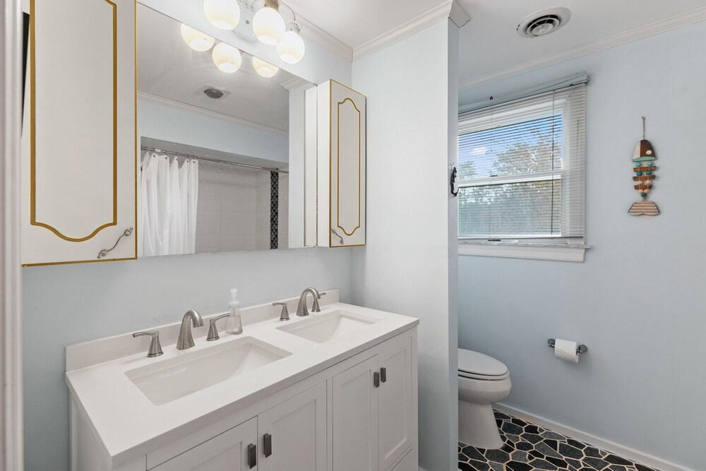 Bathroom, Best of Both Worlds_Lakefront Getaway... 7 Miles from Long Beach Island