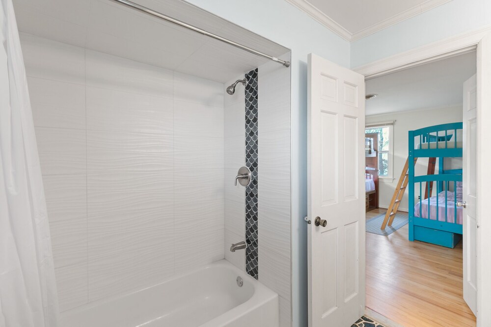 Best of Both Worlds_Lakefront Getaway... 7 Miles from Long Beach Island