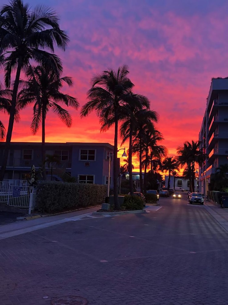 Boutique 1BR APT with Parking Steps from the Ocean