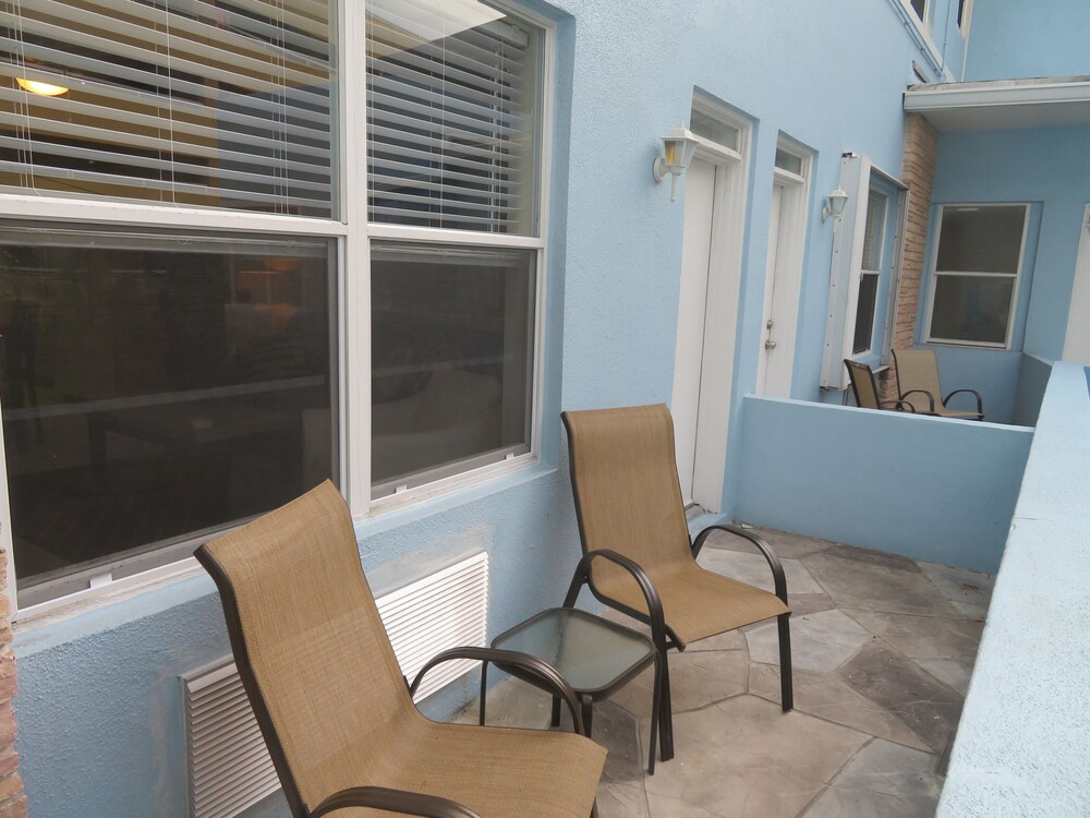 Boutique 1BR APT with Parking Steps from the Ocean