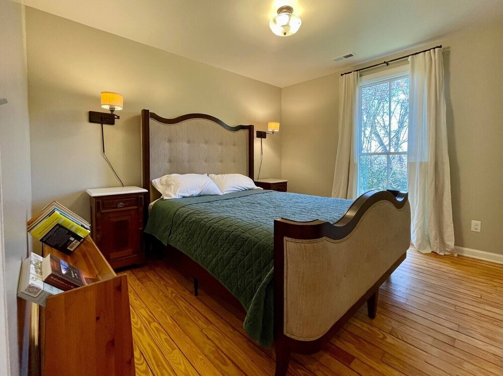 Cozy PetFriendly Belmont Carriage House with Fireplace and AC