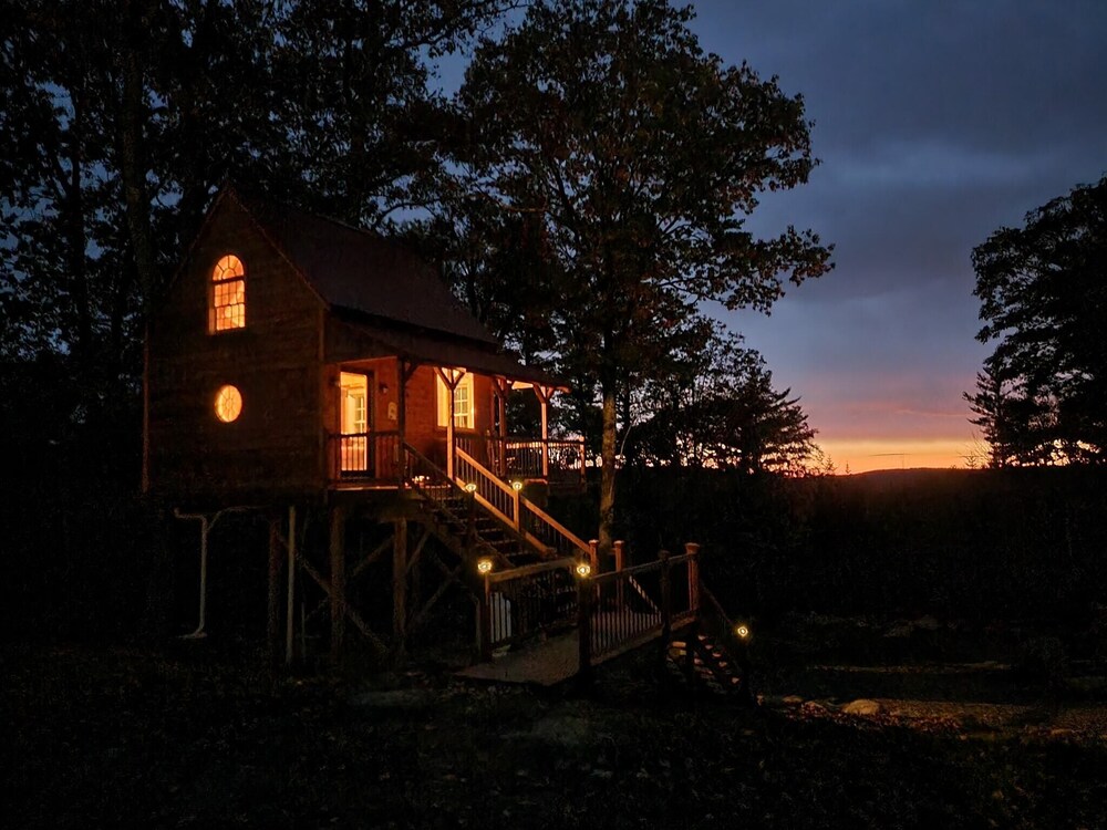 NH TREEHOUSE LIFE - Stay in a real treehouse!