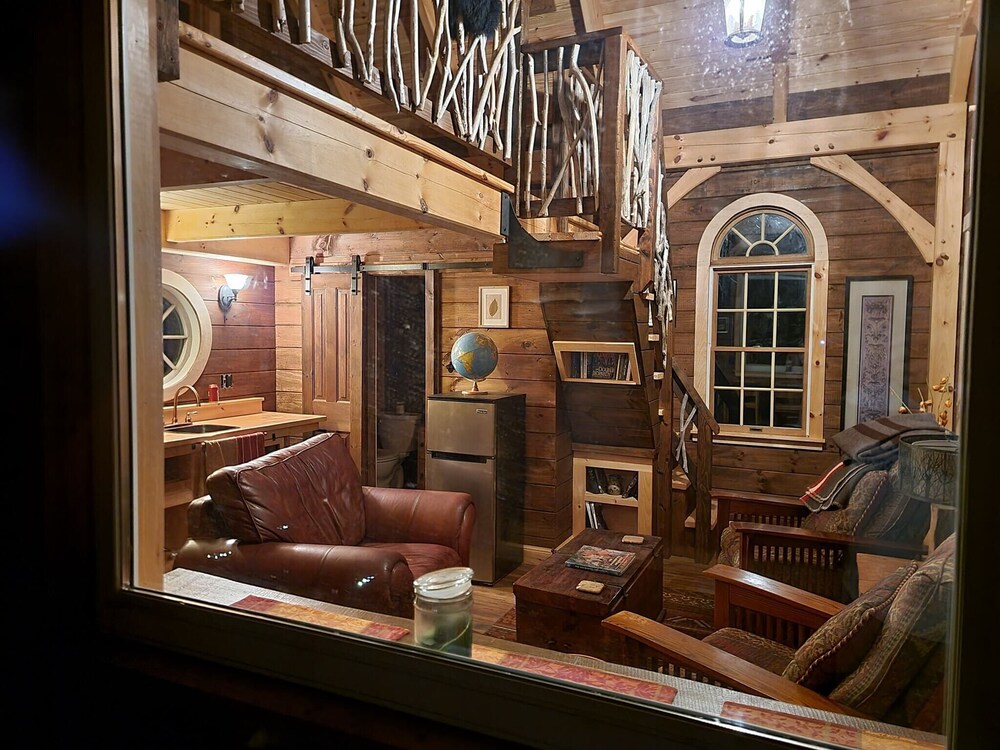 NH TREEHOUSE LIFE - Stay in a real treehouse!