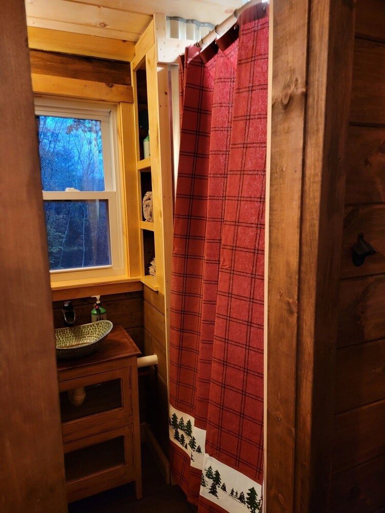 NH TREEHOUSE LIFE - Stay in a real treehouse!