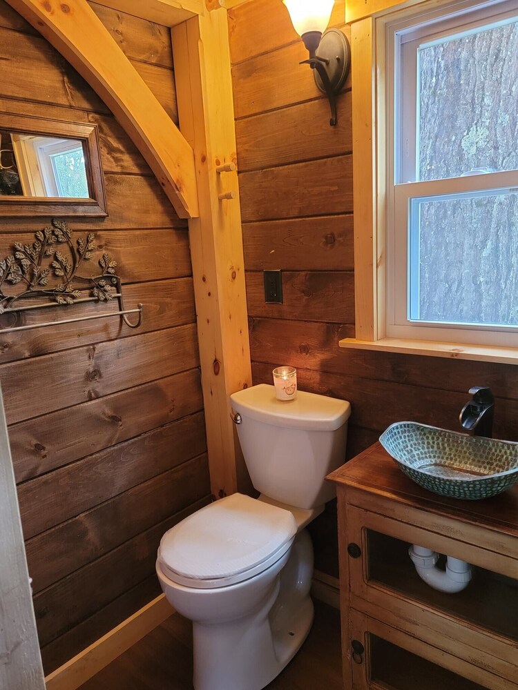 NH TREEHOUSE LIFE - Stay in a real treehouse!