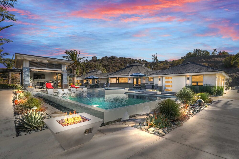 The Iron Mansion! 9Acre Lux Private Resort