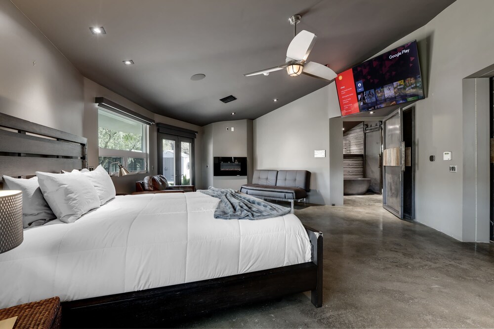 The Iron Mansion! 9Acre Lux Private Resort