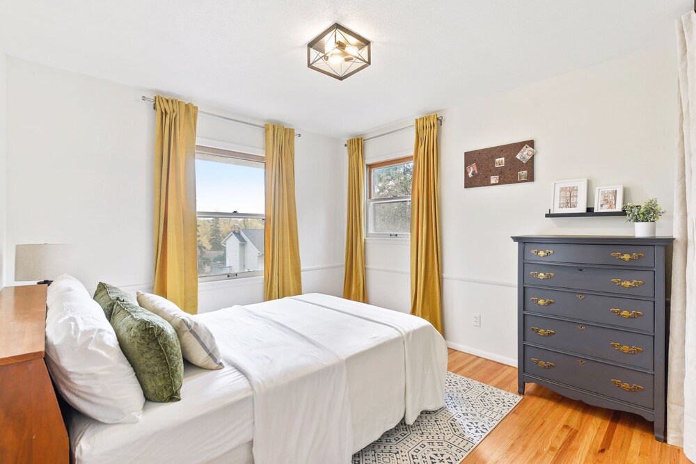 Inviting Home near park and lake Edina Vrbo