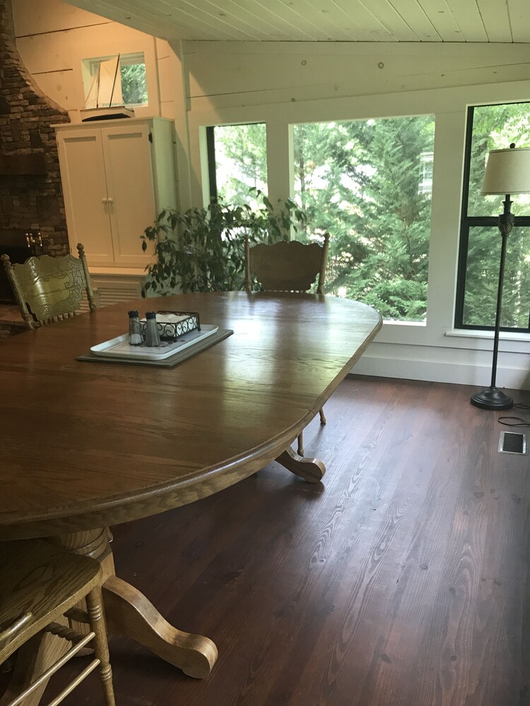 Cozy cabin across from Lake Burton in beautiful N GA mtns, a "Retreat