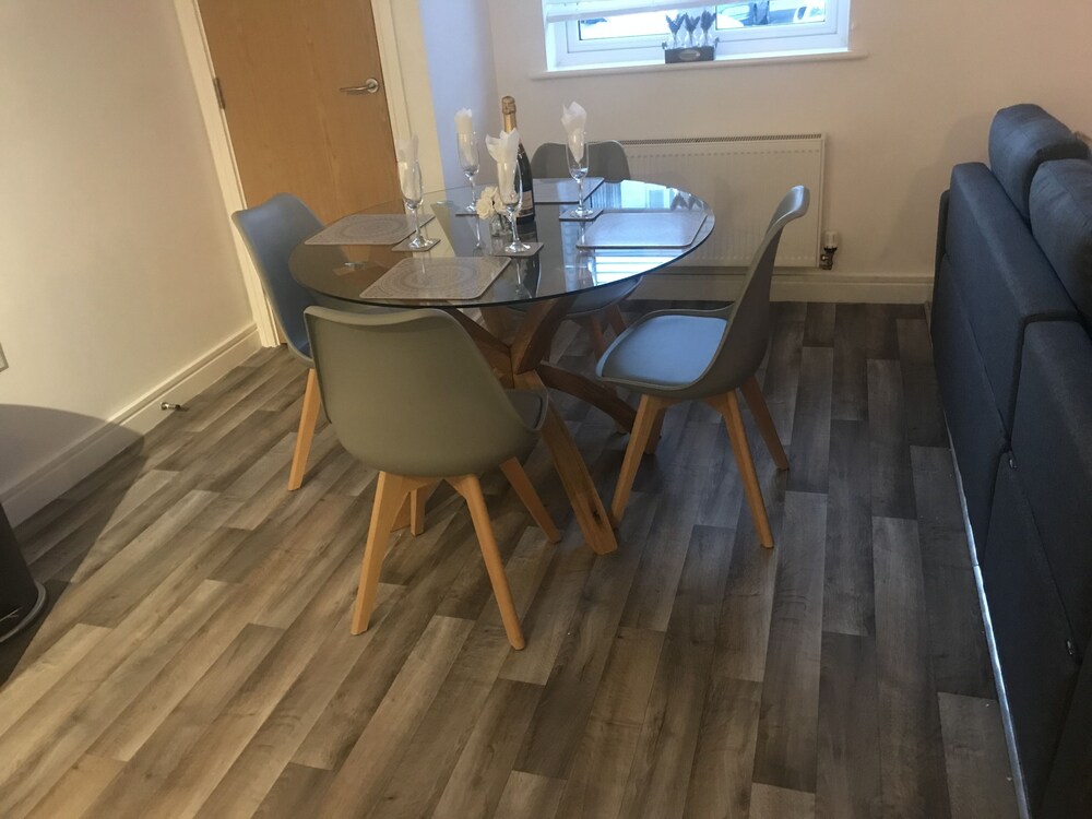 Stunning 2-bed Apartment in Newton Abbot