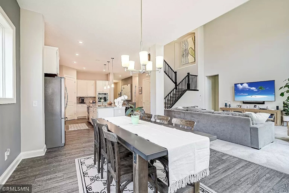 Contemporary modern home in Excelsior. close to lake and shops Chanhassen Vrbo