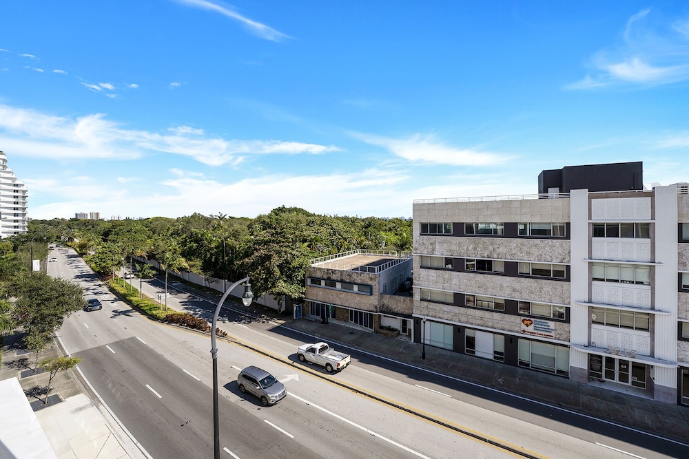 Fashion NEW Condo in the heart of Design District